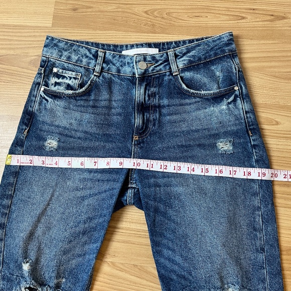 Zara  (4/36) distressed, cropped jeans with fishnet inserts (S). - Picture 11 of 16